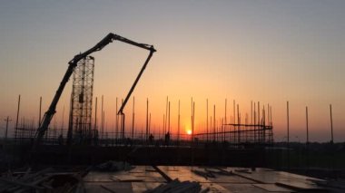 İnşaat alanında, zaman atlamalı