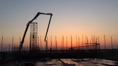 İnşaat alanında, zaman atlamalı