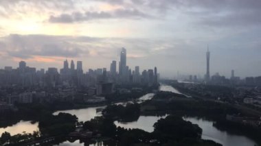 mavi bulut gökyüzünde Chongqing şehir manzarası