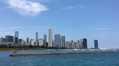 mavi gökyüzünde New York'ta deniz yoluyla modern binalar