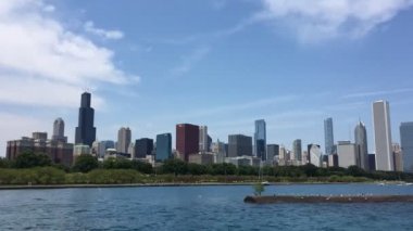 mavi gökyüzünde New York'ta deniz yoluyla modern binalar