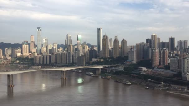 Mavi Bulut Gökyüzünde Chongqing Şehir Manzarası — Stok video