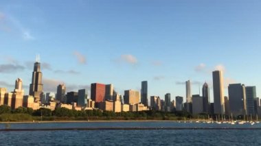 mavi gökyüzünde New York'ta deniz yoluyla modern binalar