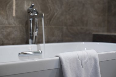 Boş banyo iç küvet ile