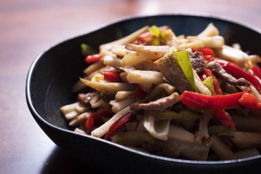 Lotus kök biber ve et