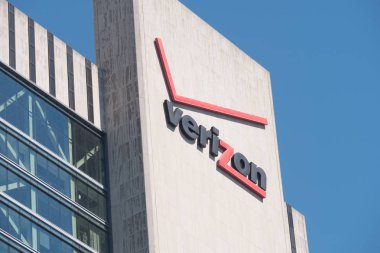 New York City - 10 Haziran 2018: Verizon bina ve NYC Manhattan Belediye Binası.