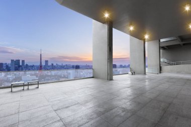 Japonya'da modern şehir manzarası ile boş tuğla kara