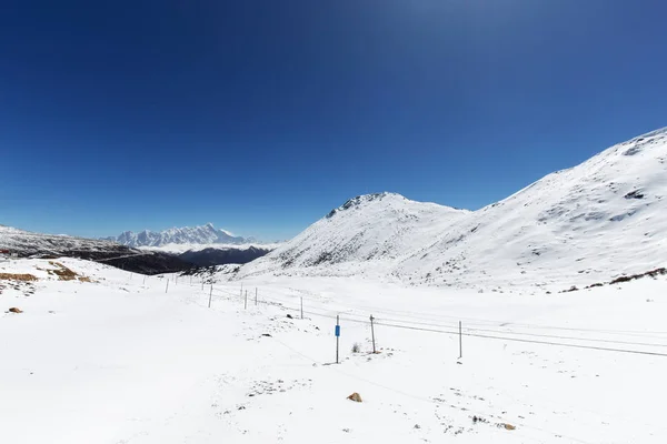 Estrada Vazia Através Montanhas Neve — Fotografia de Stock