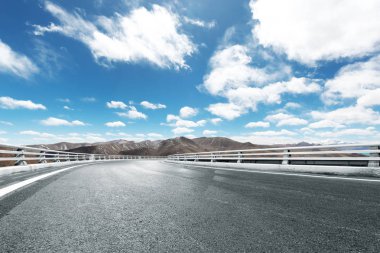 dağ mavi gökyüzü ile karayolu 