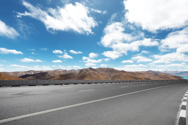 Dağ Mavi Gökyüzü Ile Karayolu — Stok fotoğraf