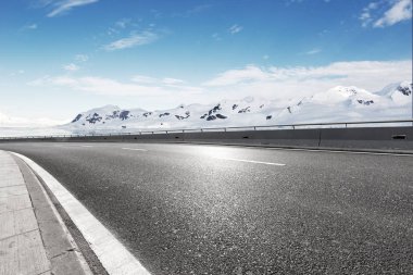 dağ mavi gökyüzü ile karayolu 