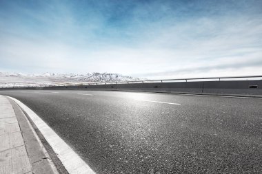 dağ mavi gökyüzü ile karayolu 