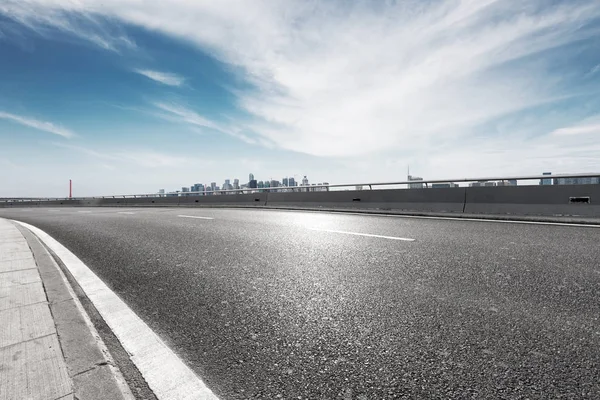 Autostrada Attraverso Montagne Con Cielo Blu — Foto Stock