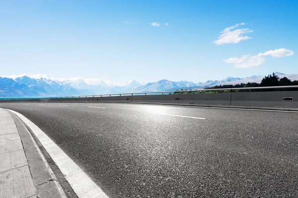 Highway Mountains Blue Sky — Stock Photo, Image