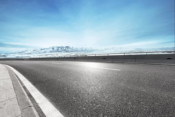 Autobahn Durch Berge Mit Blauem Himmel — Stockfoto