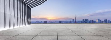 Japonya'da modern şehir manzarası ile boş tuğla kara