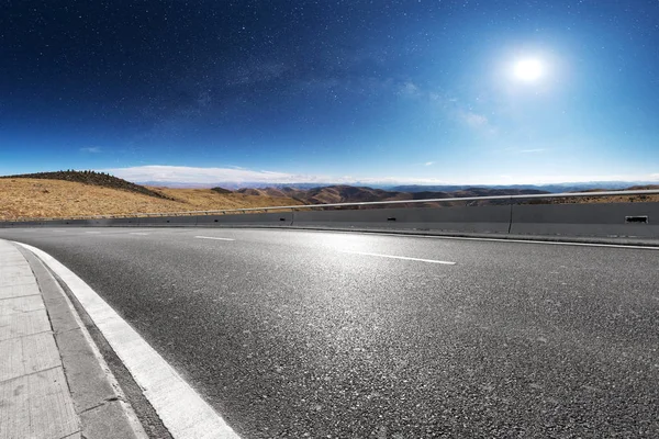 Autobahn Durch Berge Mit Blauem Himmel — Stockfoto