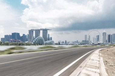 boş asfalt karayolu ile modern şehir