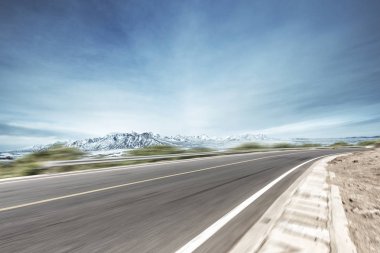 dağ manzaralı boş yol