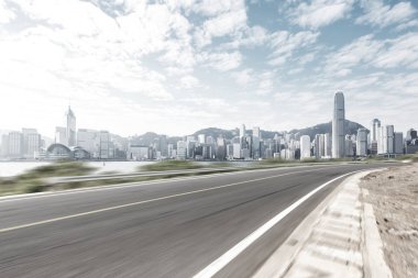 boş asfalt karayolu ile modern şehir