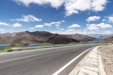 dağ manzaralı boş yol