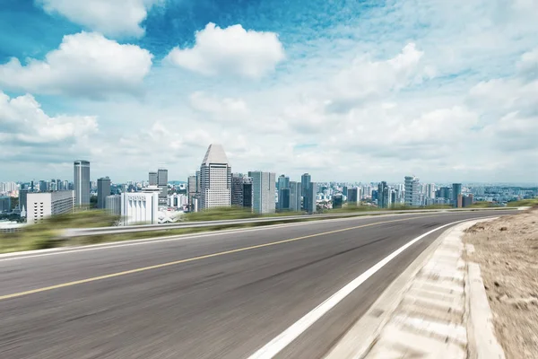近代的な都市を通して空アスファルトの道路 — ストック写真