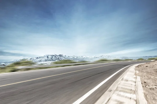 Strada Vuota Con Vista Sulle Montagne — Foto Stock