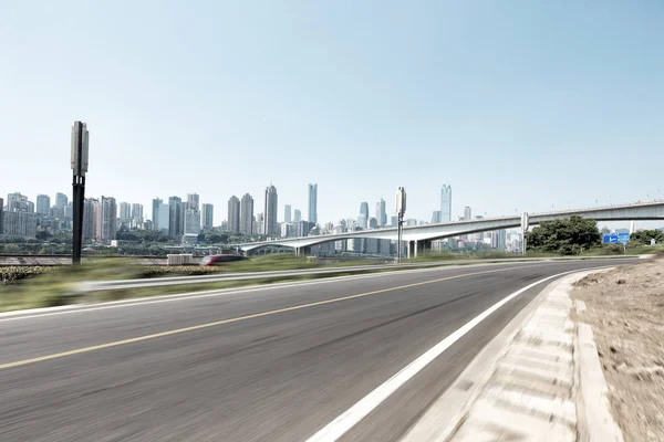 Leere Asphaltautobahn Durch Moderne Stadt — Stockfoto