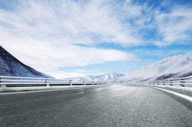 dağ manzaralı boş yol