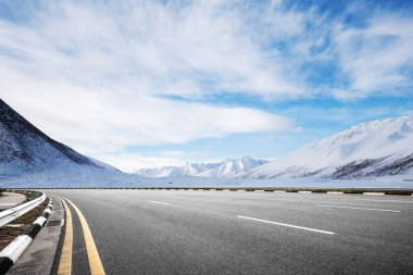 dağ manzaralı boş yol