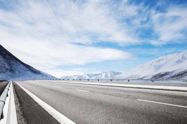 dağ manzaralı boş yol