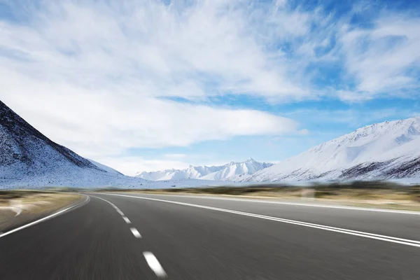 Strada Vuota Con Vista Sulle Montagne — Foto Stock