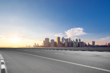 boş asfalt yol ile modern şehir 