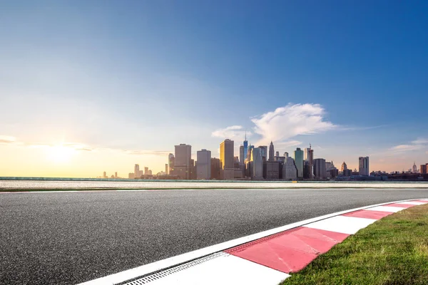 Lege Asfaltweg Door Moderne Stad — Stockfoto