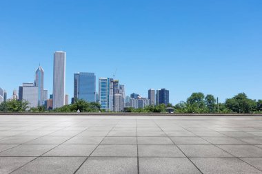 Chicago 'da modern şehir manzarası olan boş bir arazi.