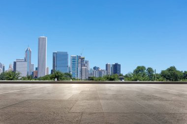 Chicago 'da modern şehir manzarası olan boş bir arazi.