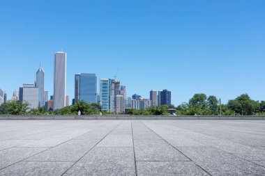Chicago 'da modern şehir manzarası olan boş bir arazi.