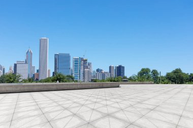 Chicago 'da modern şehir manzarası olan boş bir arazi.