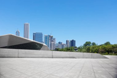 Chicago 'da modern şehir manzarası olan boş bir arazi.