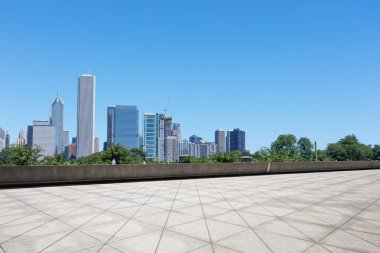 Chicago 'da modern şehir manzarası olan boş bir arazi.