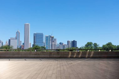 Chicago 'da modern şehir manzarası olan boş bir arazi.