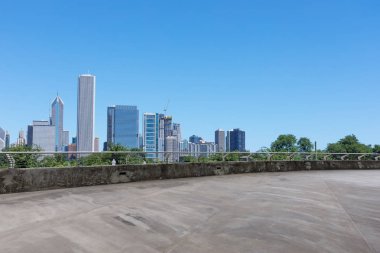 Chicago 'da modern şehir manzarası olan boş bir arazi.