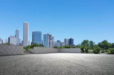 Chicago 'da modern şehir manzarası olan boş bir arazi.