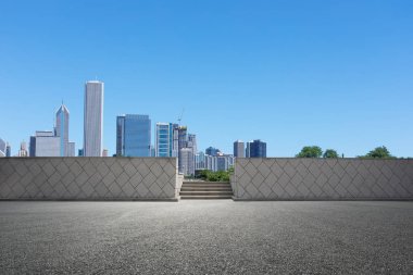 Chicago 'da modern şehir manzarası olan boş bir arazi.