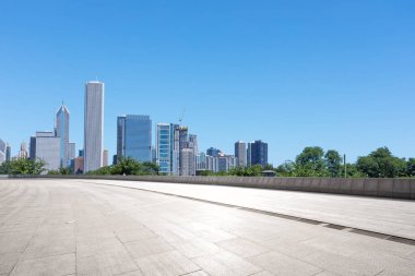 Chicago 'da modern şehir manzarası olan boş bir arazi.