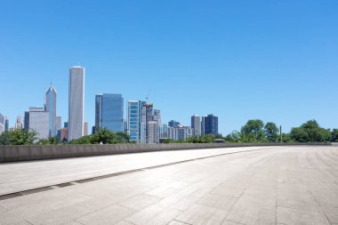 Chicago 'da modern şehir manzarası olan boş bir arazi.