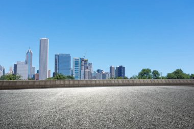 Chicago 'da modern şehir manzarası olan boş bir arazi.