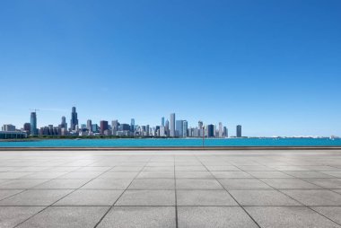 Chicago 'da modern şehir manzarası olan boş bir arazi.