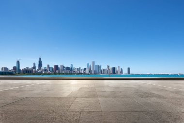 Chicago 'da modern şehir manzarası olan boş bir arazi.