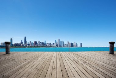 Chicago 'da modern şehir manzarası olan boş bir arazi.